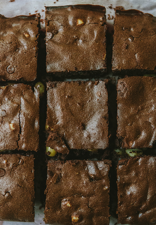 #GrainFree Macadamia Nut Brownies for #EmsPigletParty | Soletshangout.com #glutenfree #cassavaflour #yuca #chocolate #brownies #paleo #primal 